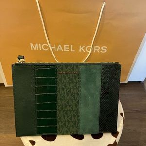 Michael Kors Jet Set Travel XL Zip Clutch Wristlet (Authentic)